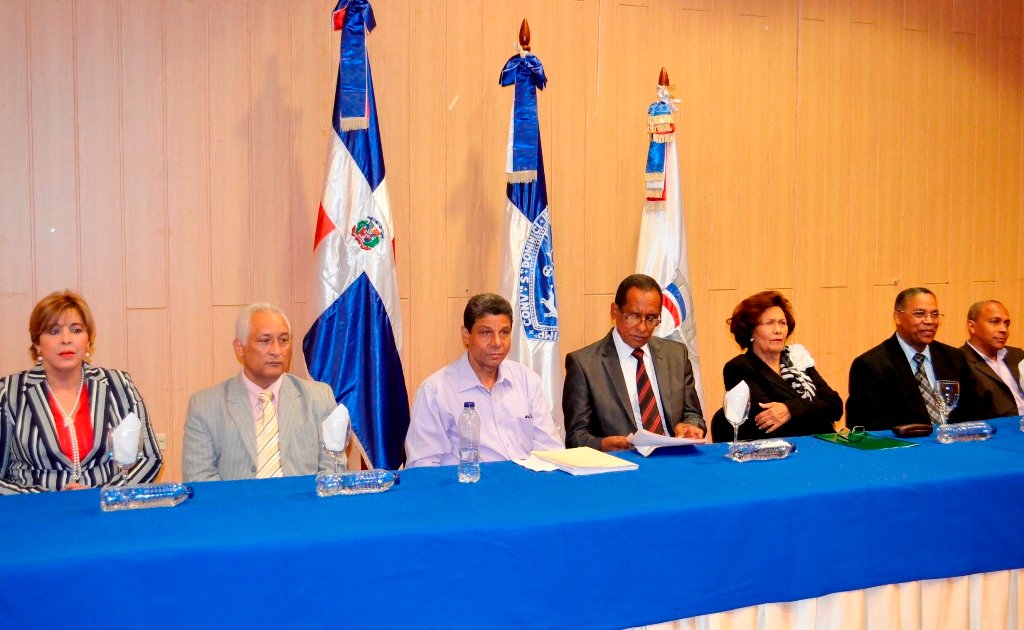Mesa de honor en conferencia dictada por La Defensoría del Pueblo Dra. Zoila Martínez
